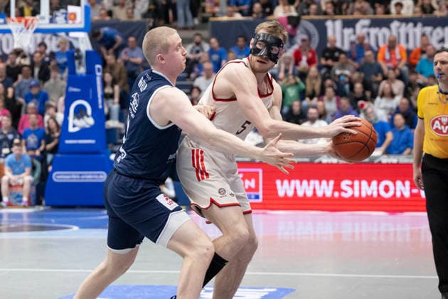 EasyCredit Basketball Bundesliga - 2025 2026 - Syntainics MBC vs.FC Bayern München Basketball Weissenfels, Deutschland 04.April 2026: Im Bild:v.li.Collin Welp (Weissenfels) und Nils Giffey (Muenchen) Weissenfels Stadthalle Weissenfels Sachsen-Anhalt Deutschland