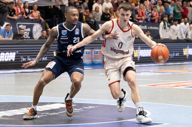 EasyCredit Basketball Bundesliga - 2025 2026 - Syntainics MBC vs.FC Bayern München Basketball Weissenfels, Deutschland 04.April 2026: Im Bild:v.li.Charles Callison (Weissenfels) und Neno Dimitrijevic (Muenchen) Weissenfels Stadthalle Weissenfels Sachsen-Anhalt Deutschland