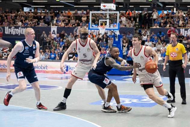 EasyCredit Basketball Bundesliga - 2025 2026 - Syntainics MBC vs.FC Bayern München Basketball Weissenfels, Deutschland 04.April 2026: Im Bild:v.li.Collin Welp (Weissenfels), Nils Giffey (Muenchen), Charles Callison (Weissenfels) und Neno Dimitrijevic (Muenchen) Weissenfels Stadthalle Weissenfels Sachsen-Anhalt Deutschland