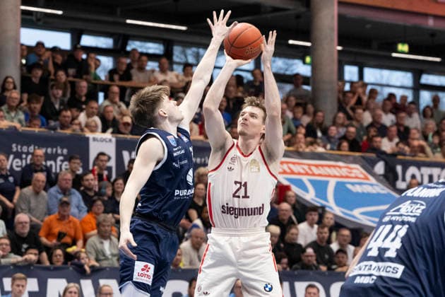 EasyCredit Basketball Bundesliga - 2025 2026 - Syntainics MBC vs.FC Bayern München Basketball Weissenfels, Deutschland 04.April 2026: Im Bild:v. li. im Zweikampf Perttu Blomgren (Weissenfels) und Justus Hollatz (Muenchen) Weissenfels Stadthalle Weissenfels Sachsen-Anhalt Deutschland