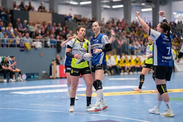 HSG Blomberg-Lippe (GER) vs. Borussia Dortmund (GER), Handball, 1. Handball Bundesliga Frauen, 22. Spieltag, 4.4.2026, Saision 2025 2026, Blomberg Alina Grijseels (Borussia Dortmund, 04) nach dem Zweikampf mit Nieke Kuehne (HSG Blomberg-Lippe, 09) Blomberg Sporthalle an der Ulmenallee Deutschland