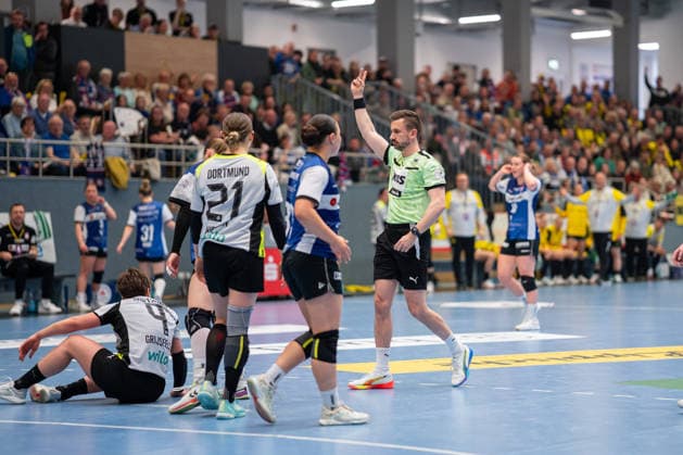 HSG Blomberg-Lippe (GER) vs. Borussia Dortmund (GER), Handball, 1. Handball Bundesliga Frauen, 22. Spieltag, 4.4.2026, Saision 2025 2026, Blomberg Jonas Konrad (Schiedsrichter) gibt eine 2-Minuten Strafe Blomberg Sporthalle an der Ulmenallee Deutschland