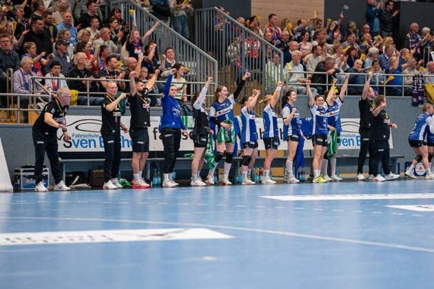 HSG Blomberg-Lippe (GER) vs. Borussia Dortmund (GER), Handball, 1. Handball Bundesliga Frauen, 22. Spieltag, 4.4.2026, Saision 2025 2026, Blomberg Die Mannschaft der HSG Blomberg-Lippe (GER) jubelt nach einem Tor Blomberg Sporthalle an der Ulmenallee Deutschland