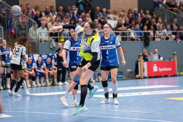 HSG Blomberg-Lippe (GER) vs. Borussia Dortmund (GER), Handball, 1. Handball Bundesliga Frauen, 22. Spieltag, 4.4.2026, Saision 2025 2026, Blomberg v.l. in Blau Maxi Muehlner (HSG Blomberg-Lippe, 10) und Andrea Jacobsen (HSG Blomberg-Lippe, 04) schauen dem Torwurf von Kaja Kamp Nielsen (Borussia Dortmund, 21) zu Blomberg Sporthalle an der Ulmenallee Deutschland