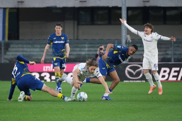 Jacopo Fazzini of ACF Fiorentina contrasted by Rafik Belghali of Hellas Verona FC during the soccer match between Hellas Verona FC and ACF Fiorentina, MD31 of Serie A Enilive Italian soccer championship 2025 2026 at Marcantonio Bentegodi Stadium on April 4, 2026, Verona, Italy.  Copyright: xRobertoxTommasini IPAxSportx xipa-agency.netx xx IPA_73754661 IPA_Agency_IPA73754661