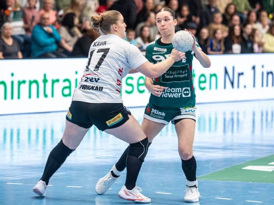 Lara Daeuble (Frisch Auf Frauen, 95) im Zweikampf mit Charlotte Kaehr (BSV Sachsen Zwickau, 17), Frisch Auf Goeppingen vs. BSV Sachsen Zwickau, Handball, 1. Bundesliga, Spielzeit 2025 2026, 04.04.2026 Frisch Auf Goeppingen vs. BSV Sachsen Zwickau, Handball, 1. Bundesliga, Spielzeit 2025 2026, 04.04.2026 Goeppingen Copyright: xMichaelxSchmidt Eibner-Pressefotx EP_MST