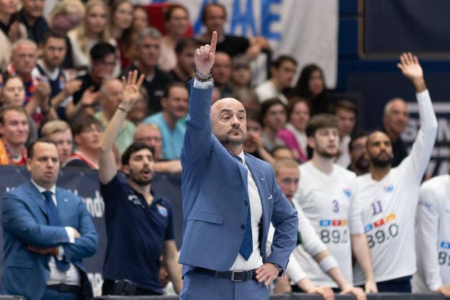 Milenko Bogicevic (MBC, Head Coach), Bank, Syntainics MBC vs. FC Bayern Muenchen Basketball, Basketball, 1. Bundesliga, Maenner, 28. Spieltag, Saison 2025 26, 04.04.2026. Weißenfels Stadthalle Sachsen-Anhalt Deutschland