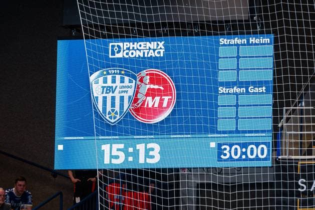 Halbzeitstand 28:26 auf einer Anzeigetafel in der Phoenix Contact Arena (Lemgo) GER, TBV Lemgo Lippe vs. MT Melsungen, Handball, 1. Bundesliga, 27. Spieltag, Spielzeit 2025 2026, 04.04.2026 GER, TBV Lemgo Lippe vs. MT Melsungen, Handball, 1. Bundesliga, 27. Spieltag, Spielzeit 2025 2026, 04.04.2026 Lemgo Copyright: xEibner-Pressefoto JanxRollingerx EP_JSK