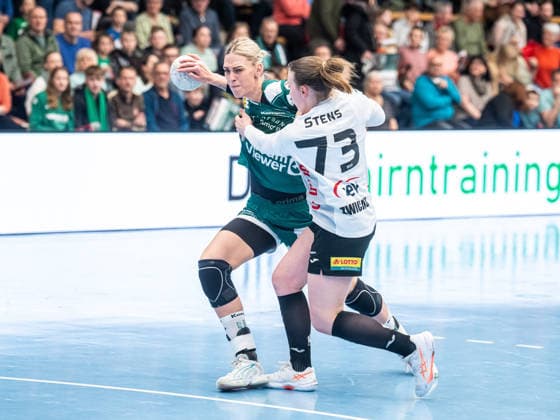 Luisa Schulze (Frisch Auf Frauen, 33) im Zweikampf mit Zoe Stens (BSV Sachsen Zwickau, 73), Frisch Auf Goeppingen vs. BSV Sachsen Zwickau, Handball, 1. Bundesliga, Spielzeit 2025 2026, 04.04.2026 Frisch Auf Goeppingen vs. BSV Sachsen Zwickau, Handball, 1. Bundesliga, Spielzeit 2025 2026, 04.04.2026 Goeppingen Copyright: xMichaelxSchmidt Eibner-Pressefotx EP_MST