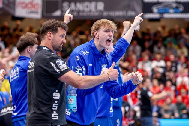 04.04.2026, xsscx, Handball, HBL, TBV Lemgo-Lippe - MT Melsungen, Saison 2025 2026 Herren, PHOENIX CONTACT arena: Die mannschaft und Florian Kehrmann (Trainer TBV Lemgo Lippe) feuern ihre Spieler an Photo: xSandraxScherningxPressefotoKochx Nordrhein-Westfalen Deutschland