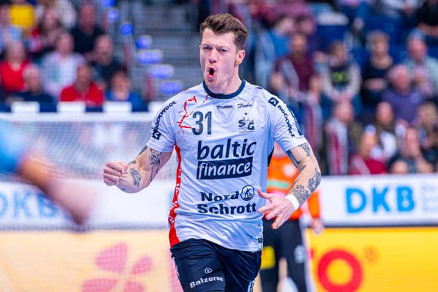 Emil Jakobsen (SG Flensburg-Handewitt, Nr. 31) (v.l.), TSV Hannover-Burgdorf (grün) gegen SG Flensburg-Handewitt (weiß) am 27. Spieltag der Saison 2025 2026 in der DAIKIN Handball-Bundesliga (04.04.2026, ZAG Arena (Hannover, GER), Copyright: xJanxGuentherx xTSVxHannover-Burgdorfx