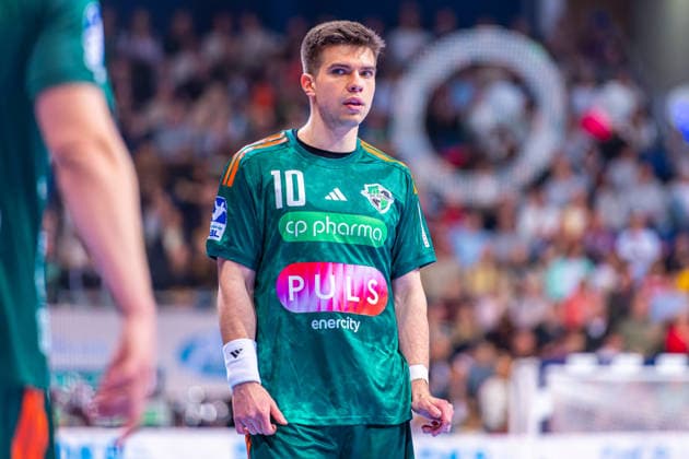 Renars Uscins (TSV Hannover-Burgdorf, Nr. 10) (v.l.), TSV Hannover-Burgdorf (grün) gegen SG Flensburg-Handewitt (weiß) am 27. Spieltag der Saison 2025 2026 in der DAIKIN Handball-Bundesliga (04.04.2026, ZAG Arena (Hannover, GER), *** Renars Uscins TSV Hannover Burgdorf, No. 10 v l , TSV Hannover Burgdorf green against SG Flensburg Handewitt white on matchday 27 of the 2025 2026 season in the DAIKIN Handball Bundesliga 04 04 2026, ZAG Arena Hannover, GER , Copyright: xJanxGuentherx xTSVxHannover-Burgdorfx