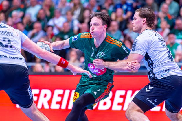 Leif Tissier (TSV Hannover-Burgdorf, Nr. 7) (v.l.), TSV Hannover-Burgdorf (grün) gegen SG Flensburg-Handewitt (weiß) am 27. Spieltag der Saison 2025 2026 in der DAIKIN Handball-Bundesliga (04.04.2026, ZAG Arena (Hannover, GER), Copyright: xJanxGuentherx xTSVxHannover-Burgdorfx
