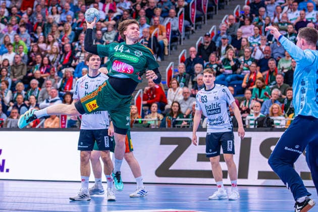Thomas Solstad (TSV Hannover-Burgdorf, Nr. 44) (v.l.), TSV Hannover-Burgdorf (grün) gegen SG Flensburg-Handewitt (weiß) am 27. Spieltag der Saison 2025 2026 in der DAIKIN Handball-Bundesliga (04.04.2026, ZAG Arena (Hannover, GER), Copyright: xJanxGuentherx xTSVxHannover-Burgdorfx