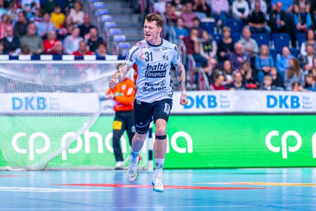 Emil Jakobsen (SG Flensburg-Handewitt, Nr. 31) (v.l.), TSV Hannover-Burgdorf (grün) gegen SG Flensburg-Handewitt (weiß) am 27. Spieltag der Saison 2025 2026 in der DAIKIN Handball-Bundesliga (04.04.2026, ZAG Arena (Hannover, GER), Copyright: xJanxGuentherx xTSVxHannover-Burgdorfx