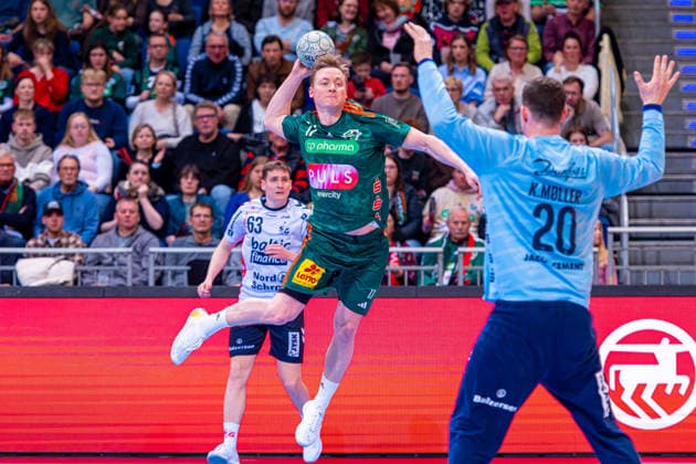 August Pedersen (TSV Hannover-Burgdorf, Nr. 17) (v.l.), TSV Hannover-Burgdorf (grün) gegen SG Flensburg-Handewitt (weiß) am 27. Spieltag der Saison 2025 2026 in der DAIKIN Handball-Bundesliga (04.04.2026, ZAG Arena (Hannover, GER), Copyright: xJanxGuentherx xTSVxHannover-Burgdorfx