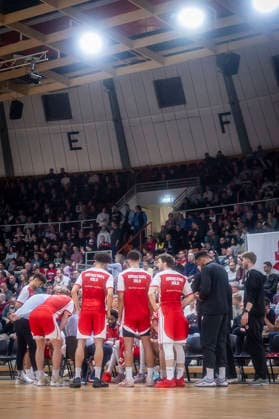 Barmer 2. Basketball Bundesliga ProA: Bayer Giants Leverkusen vs. RheinStars Koeln, 04.04.26 Leverkusen, 04.04.26 - Die Mannschaft der RheinStars Köln vor dem Spiel während des Spiels der Barmer 2. Basketball Bundesliga ProA: Bayer Giants Leverkusen vs. RheinStars Koeln in der Ostermann Arena in Leverkusen. Copyright: xBEAUTIFULxSPORTS LeahxKohringx