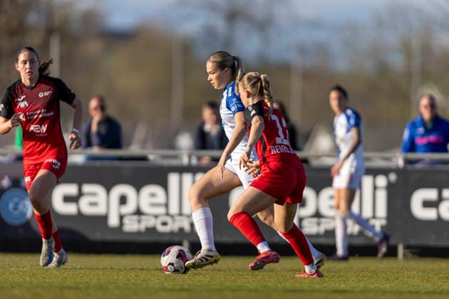 Switzerland: AXA Womens Super League 2025 26, GC Frauenfussball vs FC Aarau Frauen - GC Campus, Niederhasli: Ella Ljustina of GC Frauenfussball controls the ball under pressure from Fabia Reinschmidt of FC Aarau Frauen Copyright: xPascalxKesselmarkx