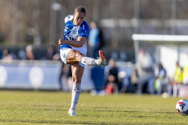 Switzerland: AXA Womens Super League 2025 26, GC Frauenfussball vs FC Aarau Frauen - GC Campus, Niederhasli: Kayla Jay McKenna of GC Frauenfussball shoots the ball Copyright: xPascalxKesselmarkx