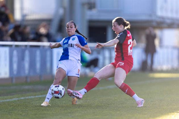 Switzerland: AXA Womens Super League 2025 26, GC Frauenfussball vs FC Aarau Frauen - GC Campus, Niederhasli: NoÃ mie Potier of GC Frauenfussball passes the ball under pressure from Michelle Stierli of FC Aarau Frauen Copyright: xPascalxKesselmarkx