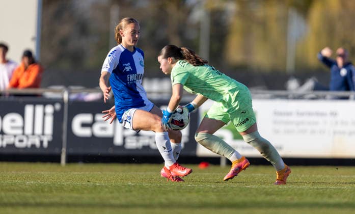 Switzerland: AXA Womens Super League 2025 26, GC Frauenfussball vs FC Aarau Frauen - GC Campus, Niederhasli: goalkeeper Lorena Barth of FC Aarau Frauen in action under pressure from Brigitta Katherine Pulins of GC Frauenfussball Copyright: xPascalxKesselmarkx