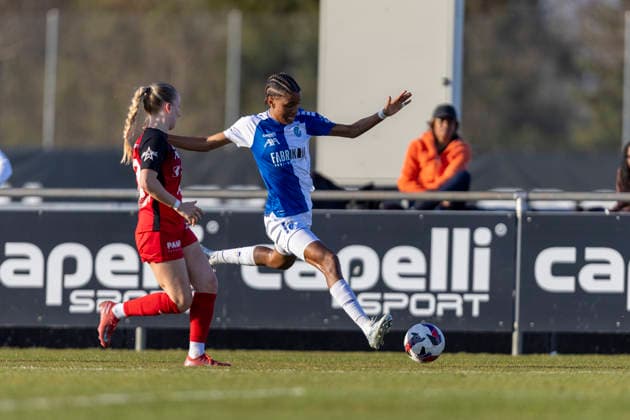 Switzerland: AXA Womens Super League 2025 26, GC Frauenfussball vs FC Aarau Frauen - GC Campus, Niederhasli: Sury Alichy Lamontana Charon of GC Frauenfussball passes the ball Copyright: xPascalxKesselmarkx