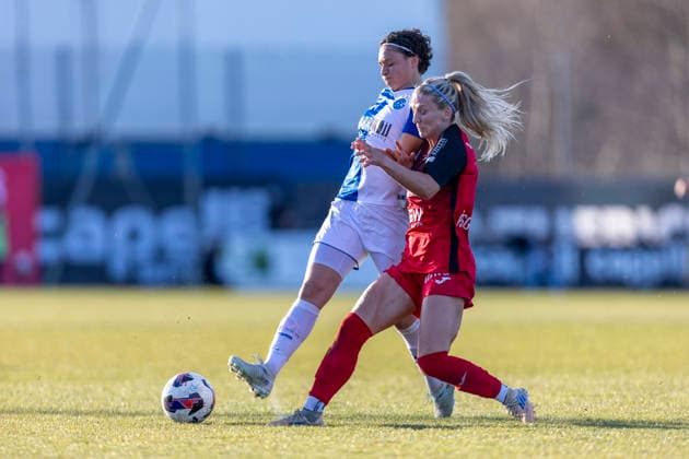 Switzerland: AXA Womens Super League 2025 26, GC Frauenfussball vs FC Aarau Frauen - GC Campus, Niederhasli: Emanuela Pfister of GC Frauenfussball battles for the ball with Bergros Asgeirsdottir of FC Aarau Frauen Copyright: xPascalxKesselmarkx