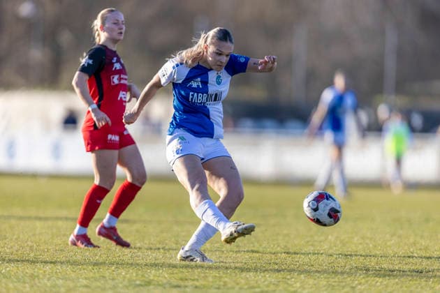 Switzerland: AXA Womens Super League 2025 26, GC Frauenfussball vs FC Aarau Frauen - GC Campus, Niederhasli: Ella Ljustina of GC Frauenfussball shoots the ball Copyright: xPascalxKesselmarkx