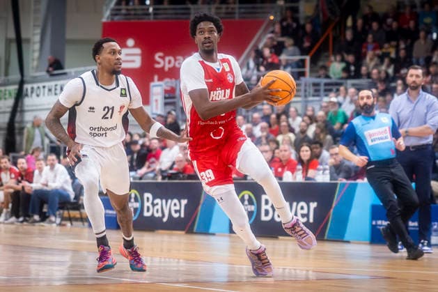 Barmer 2. Basketball Bundesliga ProA: Bayer Giants Leverkusen vs. RheinStars Koeln, 04.04.26 Leverkusen, 04.04.26 - John Williams Jr. (Bayer Giants Leverkusen, 21) und Kenny Andre Baptiste (RheinStars Köln, 39) während des Spiels der Barmer 2. Basketball Bundesliga ProA: Bayer Giants Leverkusen vs. RheinStars Koeln in der Ostermann Arena in Leverkusen. Copyright: xBEAUTIFULxSPORTS LeahxKohringx