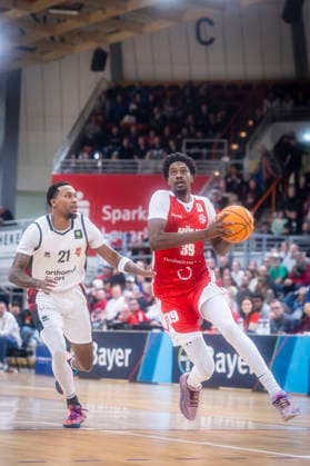 Barmer 2. Basketball Bundesliga ProA: Bayer Giants Leverkusen vs. RheinStars Koeln, 04.04.26 Leverkusen, 04.04.26 - John Williams Jr. (Bayer Giants Leverkusen, 21) und Kenny Andre Baptiste (RheinStars Köln, 39) während des Spiels der Barmer 2. Basketball Bundesliga ProA: Bayer Giants Leverkusen vs. RheinStars Koeln in der Ostermann Arena in Leverkusen. Copyright: xBEAUTIFULxSPORTS LeahxKohringx