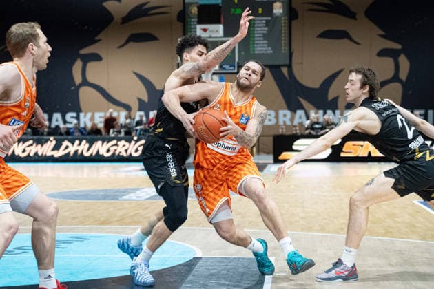 Christopher Ledlum (Nr. 4 ratiopharm Ulm) gegen Benny Schroeder (Nr. 2 Basketball Loewen Braunschweig) und Adrian Worthy (Nr. 0 Basketball Loewen Braunschweig) GER, Basketball Loewen Braunschweig gegen ratiopharm Ulm, Basketball, easyCredit BBL, Woche 28, Spielzeit 2025 26, 04.04.2026 GER, Basketball Loewen Braunschweig gegen ratiopharm Ulm, Basketball, easyCredit BBL, Woche 28, Spielzeit 2025 26, 04.04.2026 Braunschweig Copyright: xEibner-Pressefoto DanielxREINELTx EP_DRT