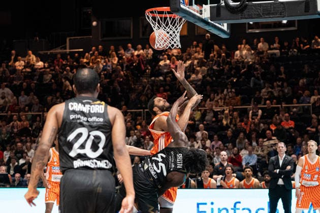 Justin Simon (Nr. 15 ratiopharm Ulm) gegen Oluwasimisola Shittu (Nr. 45 Basketball Loewen Braunschweig) mit einem per Coaches Challenge auf unsportliches Foul entschiedenen Foulspiel von Oluwasimisola Shittu (Nr. 45 Basketball Loewen Braunschweig) GER, Basketball Loewen Braunschweig gegen ratiopharm Ulm, Basketball, easyCredit BBL, Woche 28, Spielzeit 2025 26, 04.04.2026 GER, Basketball Loewen Braunschweig gegen ratiopharm Ulm, Basketball, easyCredit BBL, Woche 28, Spielzeit 2025 26, 04.04.2026 Braunschweig Copyright: xEibner-Pressefoto DanielxREINELTx EP_DRT