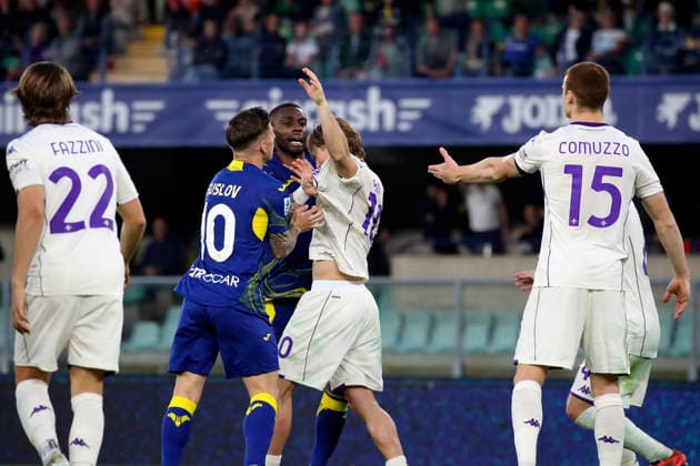 Brawl on the pitch Fiorentina™s Albert Gudmundsson and Verona™s Tomas Suslovn during the Serie A soccer match between Hellas Verona and Fiorentina at the Bentegodi Stadium in Verona, north west Italy - Saturday , April 4 , 2026. - Soccer .  Copyright: xPaolaxGarbuio Lapressex
