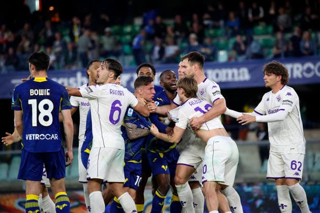 Brawl on the pitch Fiorentina™s Albert Gudmundsson and Verona™s Tomas Suslovn during the Serie A soccer match between Hellas Verona and Fiorentina at the Bentegodi Stadium in Verona, north west Italy - Saturday , April 4 , 2026. - Soccer .  Copyright: xPaolaxGarbuio Lapressex