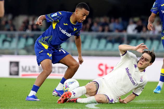 Fiorentina s Nicolo Fagioli Verona™s Rafik Belghali during the Serie A soccer match between Hellas Verona and Fiorentina at the Bentegodi Stadium in Verona, north west Italy - Saturday , April 4 , 2026. - Soccer .  Copyright: xPaolaxGarbuio Lapressex