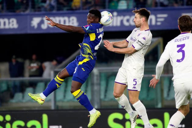 Verona™s Daniel Mosquera Fiorentina s Marin Pongracic during the Serie A soccer match between Hellas Verona and Fiorentina at the Bentegodi Stadium in Verona, north west Italy - Saturday , April 4 , 2026. - Soccer .  Copyright: xPaolaxGarbuio Lapressex