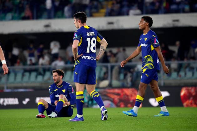 Verona™s delusion in the end during the Serie A soccer match between Hellas Verona and Fiorentina at the Bentegodi Stadium in Verona, north west Italy - Saturday , April 4 , 2026. - Soccer .  Copyright: xPaolaxGarbuio Lapressex