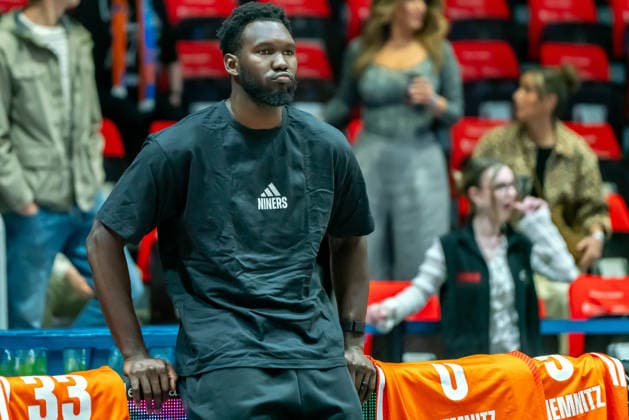 Chemnitz, Deutschland 04. April 2026: 1.BBL - 2025 2026 - Niners Chemnitz gegen Telekom Baskets Bonn Im Bild: Amadou Sow (99) verletzt Copyright: xFotostandx xNachtigallx