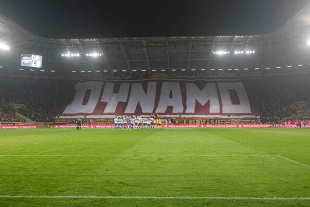 04.04.2026 Fußball Herren 2025 2026 2. Bundesliga 28. Spieltag SG Dynamo Dresden - Hertha BSC Rudolf-Harbig-Stadion Dresden Choreographie der Dynamo-Fans während der Schweigeminute für Hansi Kreische. Dresden Sachsen Deutschland
