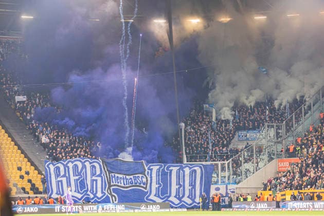 04.04.2026, xomx, Fussball 2.Bundesliga, Dynamo Dresden - Hertha BSC Berlin v.l. Fans Hertha mit Pyros Raketen: Spielunterbrechung (DFL DFB REGULATIONS PROHIBIT ANY USE OF PHOTOGRAPHS as IMAGE SEQUENCES and or QUASI-VIDEO) Dresden