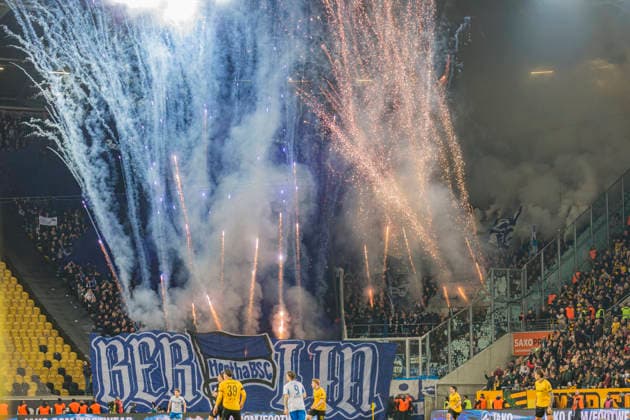 04.04.2026, xomx, Fussball 2.Bundesliga, Dynamo Dresden - Hertha BSC Berlin v.l. Fans Hertha mit Pyros Raketen: Spielunterbrechung (DFL DFB REGULATIONS PROHIBIT ANY USE OF PHOTOGRAPHS as IMAGE SEQUENCES and or QUASI-VIDEO) Dresden *** 04 04 2026, xomx, Soccer 2 Bundesliga, Dynamo Dresden Hertha BSC Berlin v l Fans Hertha with pyros rockets interruption of match DFL DFB REGULATIONS PROHIBIT ANY USE OF PHOTOGRAPHS as IMAGE SEQUENCES and or QUASI VIDEO Dresden