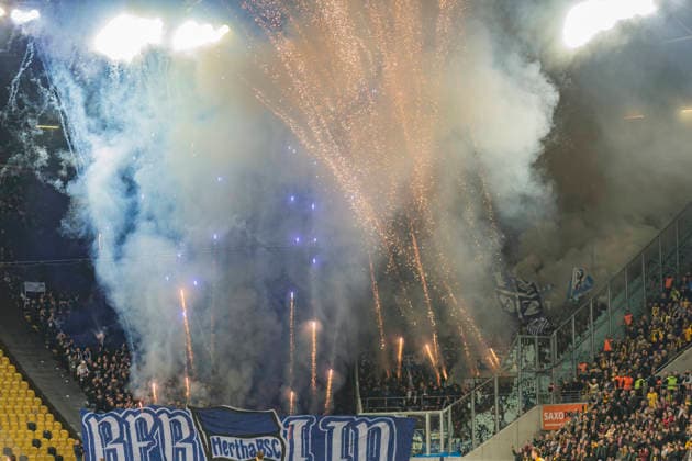 04.04.2026, xomx, Fussball 2.Bundesliga, Dynamo Dresden - Hertha BSC Berlin v.l. Fans Hertha mit Pyros Raketen: Spielunterbrechung (DFL DFB REGULATIONS PROHIBIT ANY USE OF PHOTOGRAPHS as IMAGE SEQUENCES and or QUASI-VIDEO) Dresden