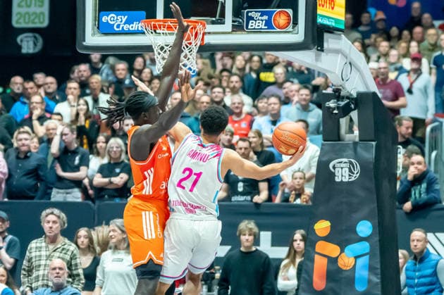 Chemnitz, Deutschland 04. April 2026: 1.BBL - 2025 2026 - Niners Chemnitz gegen Telekom Baskets Bonn Im Bild: v. li. im Zweikampf Aher Uguak (99) und Joel Aminu (Bonn) Copyright: xFotostandx xNachtigallx