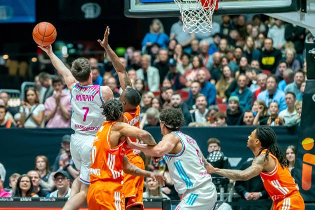 Chemnitz, Deutschland 04. April 2026: 1.BBL - 2025 2026 - Niners Chemnitz gegen Telekom Baskets Bonn Im Bild: v. li. im Zweikampf Grayson Murphy (Bonn), Kevin Yebo (99) und John Newman III (99) Copyright: xFotostandx xNachtigallx