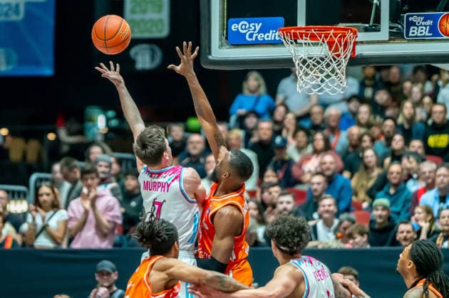 Chemnitz, Deutschland 04. April 2026: 1.BBL - 2025 2026 - Niners Chemnitz gegen Telekom Baskets Bonn Im Bild: v. li. im Zweikampf Grayson Murphy (Bonn) und John Newman III (99) Copyright: xFotostandx xNachtigallx