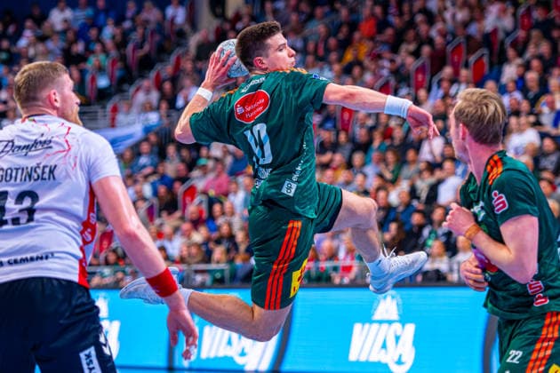 Renars Uscins (TSV Hannover-Burgdorf, Nr. 10) (v.l.), TSV Hannover-Burgdorf (grün) gegen SG Flensburg-Handewitt (weiß) am 27. Spieltag der Saison 2025 2026 in der DAIKIN Handball-Bundesliga (04.04.2026, ZAG Arena (Hannover, GER), Copyright: xJanxGuentherx xTSVxHannover-Burgdorfx