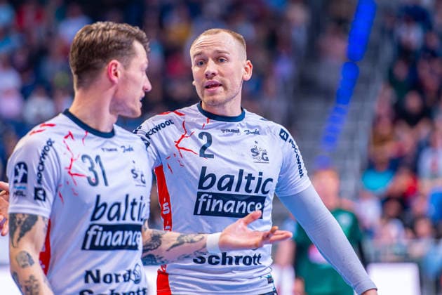 Simon Pytlick (SG Flensburg-Handewitt, Nr. 2) (v.l.), TSV Hannover-Burgdorf (grün) gegen SG Flensburg-Handewitt (weiß) am 27. Spieltag der Saison 2025 2026 in der DAIKIN Handball-Bundesliga (04.04.2026, ZAG Arena (Hannover, GER), Copyright: xJanxGuentherx xTSVxHannover-Burgdorfx