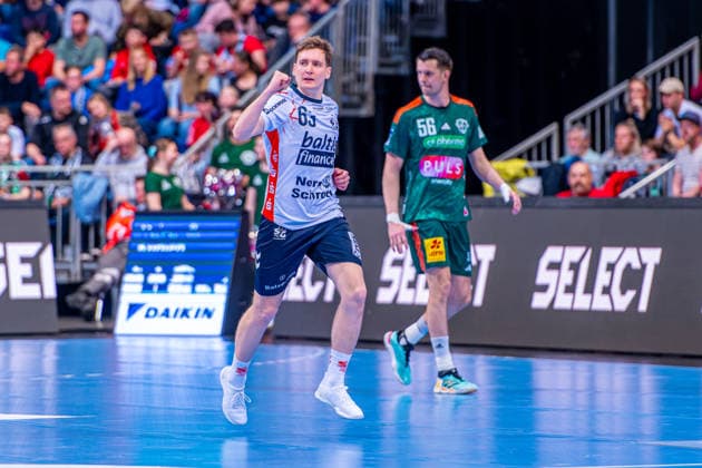 Domen Novak (SG Flensburg-Handewitt, Nr. 63) (v.l.), TSV Hannover-Burgdorf (grün) gegen SG Flensburg-Handewitt (weiß) am 27. Spieltag der Saison 2025 2026 in der DAIKIN Handball-Bundesliga (04.04.2026, ZAG Arena (Hannover, GER), Copyright: xJanxGuentherx xTSVxHannover-Burgdorfx