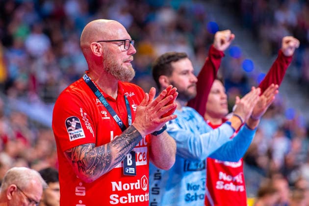 AleÅ¡ PajoviÄ‡ (SG Flensburg-Handewitt, Trainer) (v.l.), TSV Hannover-Burgdorf (grün) gegen SG Flensburg-Handewitt (weiß) am 27. Spieltag der Saison 2025 2026 in der DAIKIN Handball-Bundesliga (04.04.2026, ZAG Arena (Hannover, GER), Copyright: xJanxGuentherx xTSVxHannover-Burgdorfx