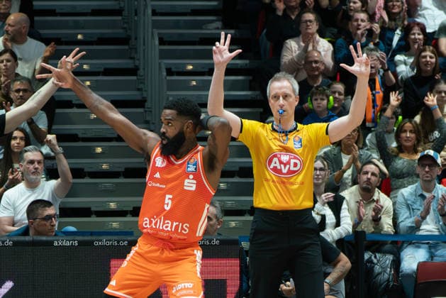 Chemnitz, Deutschland 04. April 2026: 1.BBL - 2025 2026 - Niners Chemnitz gegen Telekom Baskets Bonn Im Bild: Corey Davis (99) nach einem 2 Points Wurf Copyright: xFotostandx xNachtigallx